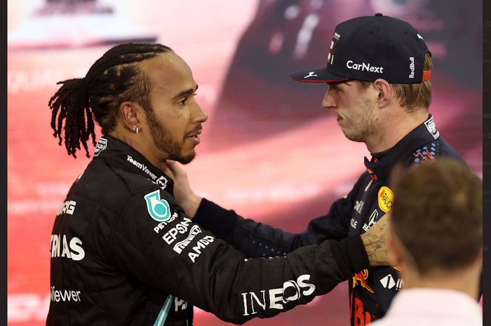 Pembalap Mercedes, Lewis Hamilton (kiri) memberikan selamat kepada pilot Red Bull Racing, Max Verstappen (kanan) saat bertemu di F1 GP Abu Dhabi 2021 di Sirkuit Yas Marina, Minggu (12/12/2021). 