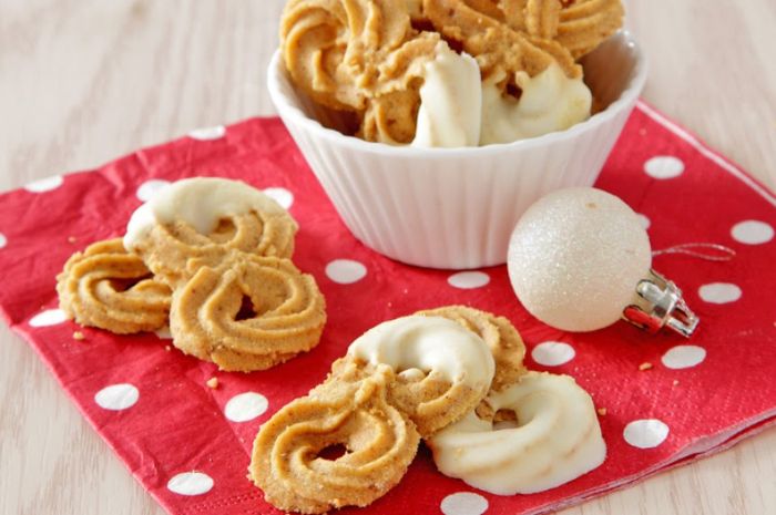 Hidangan kue semprit gula palem jahe untuk Lebaran.