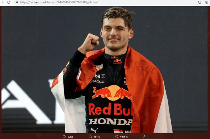 Pembalap Red Bull Racing, Max Verstappen, saat naik podium pertama F1 GP Abu Dhabi 2021 di Sirkuit Yas Marina, Minggu (12/12/2021). Pada momen tersebut, Verstappen sekaligus meraih gelar F1 2021 usai mengalahkan Lewis Hamilton (Mercedes).