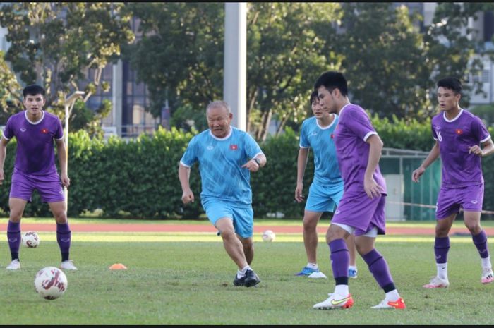 Pelatih timnas Vietnam, Park Hang-seo, ikut berlatih ringan bersama anak didiknya pada Senin (13/12/2021).