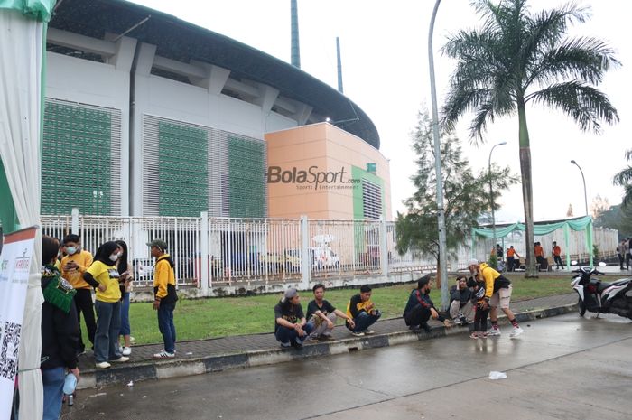 Sejumlah fan Sriwijaya FC sedang mengantri swab antigen sebelum menonton timnya bermain di babak delapan besar Liga 2 2021 di Stadion Pakansari, Bogor, Jawa Barat, 15 Desember 2021.