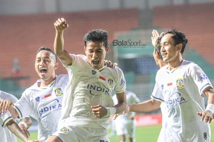 Selebrasi striker Persiba Balikpapan, Yogi Novrian, seusai mencetak gol dalam pekan pertama Liga 2 2021 pada babak delapan besar di Stadion Pakansari, Bogor, Jawa Barat, 15 Desember 2021.