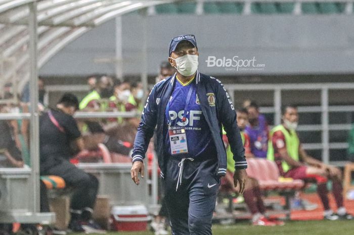 Pelatih Persiba Balikpapan, Fakhri Husaini, sedang memantau para pemainnya dalam laga babak delapan besar Liga 2 2021 di Stadion Pakansari, Bogor, Jawa Barat, 15 Desember 2021.