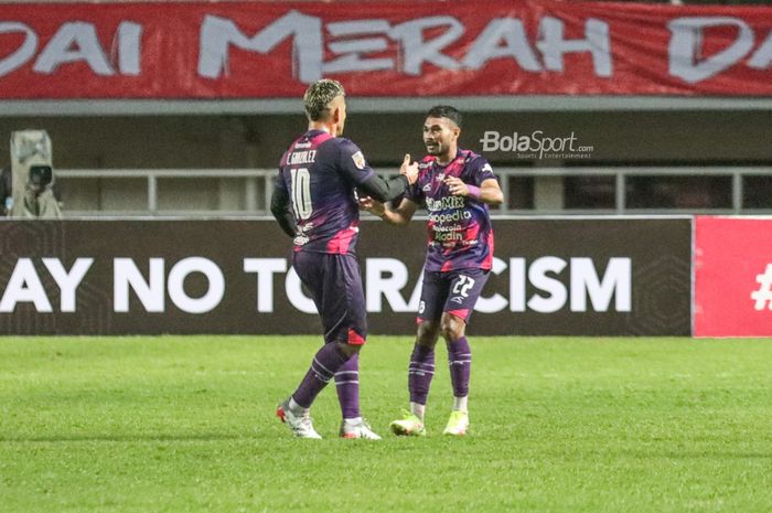 Striker RANS Cilegon FC, Cristian Gonzales (kiri), nampak menyambut rekannya, Rifal Lastori (kanan) yang mampu mencetak satu gol dalam laga babak delapan besar Liga 2 2021 di Stadion Pakansari, Bogor, Jawa Barat, 15 Desember 2021.