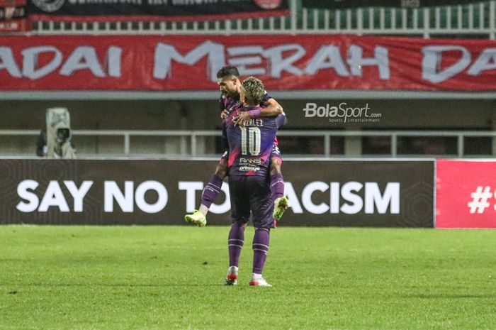 Striker RANS Cilegon FC, Cristian Gonzales (kiri), nampak menyambut rekannya, Rifal Lastori (kanan) yang mampu mencetak satu gol dalam laga babak delapan besar Liga 2 2021 di Stadion Pakansari, Bogor, Jawa Barat, 15 Desember 2021.