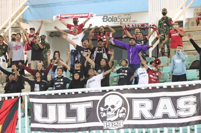 Sejumlah suporter Persis Solo memberikan dukungan dalam laga babak delapan besar Liga 2 2021 di Stadion Pakansari, Bogor, Jawa Barat, 15 Desember 2021.