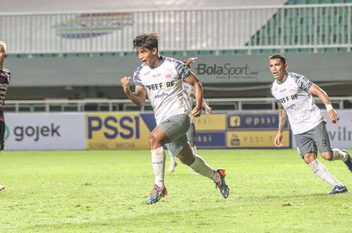 Pemain Persis Solo, Irfan Jauhari (kiri), melakukan selebrasi seusai mencetak gol dalam laga babak delapan besar Liga 2 2021 di Stadion Pakansari, Bogor, Jawa Barat, 15 Desember 2021.