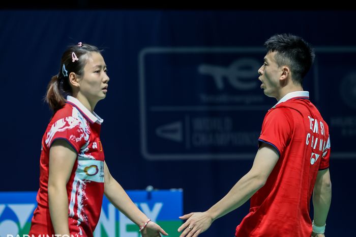 Pasangan ganda campuran China, Zheng Si Wei/Huang Ya Qiong, gagal mempertahankan gelar juara dunia setelah dikalahkan Chang Tak Ching/Ng Wing Yung (Hong Kong) pada babak kedua Kejuaraan Dunia 2021 di Palacio de los Deportes Carolina Marin, Huelva, Spanyol, 14 Desember 2021.