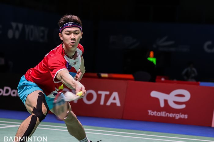 Pebulu tangkis tunggal putra Malaysia, Lee Zii Jia, pada babak kedua Kejuaraan Dunia 2021 di Palacio de los Deportes Carolina Marin Arena, Huelva, Spanyol, Kamis (15/12/2021).