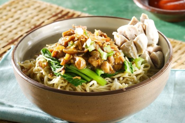 Sajian mi ayam bakso Wonongiri, kuliner berkuah yang enak disajikan saat musim hujan.