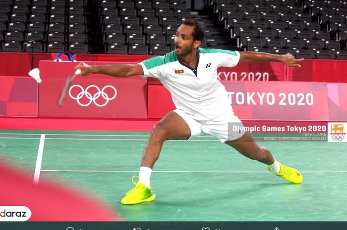 Pebulu tangkis tunggal putra Sri Lanka, Niluka Karunaratne, saat bertanding pada Olimpiade Tokyo 2020. 