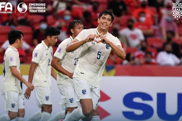 Pemain Thailand, Elias Dolah, merayakan gol yang dicetak ke gawang Singapura di Piala AFF 2020.
