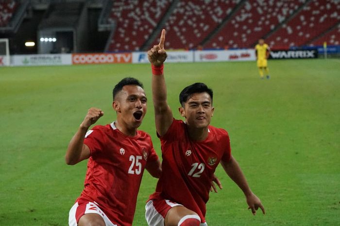 Pemain Timnas Indonesia, Irfan Jaya (kiri) dan Pratama Arhan, berselebrasi merayakan gol ke gawang Malaysia.
