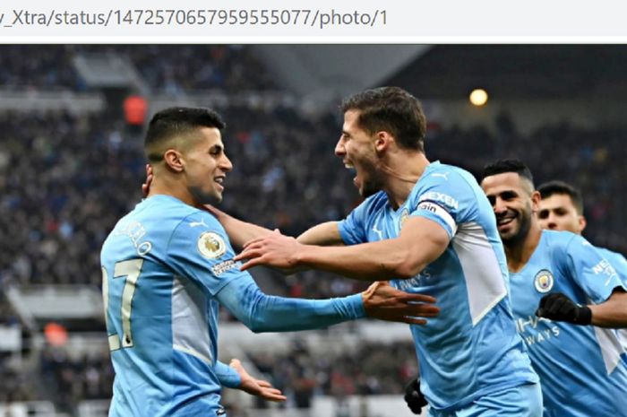 Pemain Manchester City, Ruben Dias dan Joao Cancelo, merayakan gol ke gawang Newcastle United di St. James' Park untuk melakoni laga pekan ke-18 Liga Inggris 2021-2022.