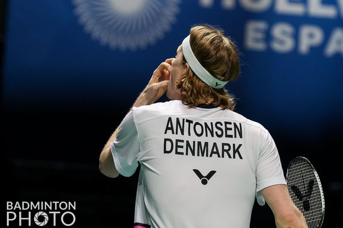 Pemain tunggal putra Denmark, Anders Antonsen, saat tampil di Kejuaraan Dunia 2021. Dia gagal melangkah ke final dan kalah di semifinal. Alhasil Antonsen berhak memperoleh medali perunggu.