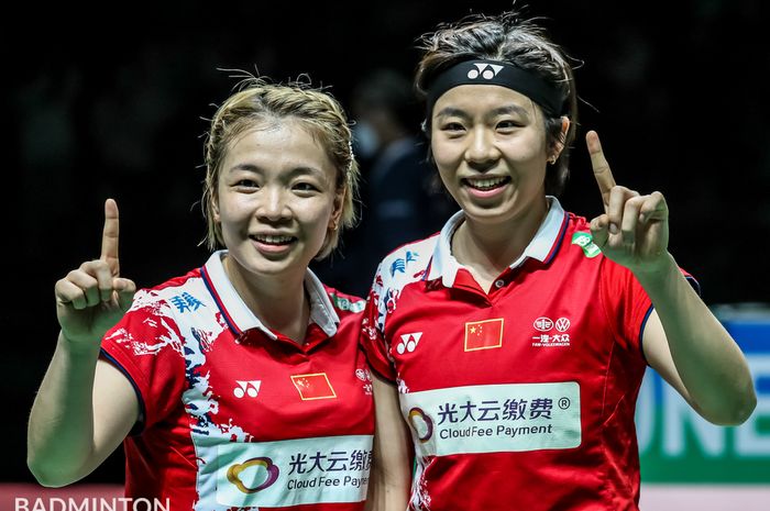 Pasangan ganda putri China, Chen Qing Chen/Jia Yi Fan, memenangi final Kejuaraan Dunia 2021 di Palacio de los Deportes Carolina Marin, Huelva, Spanyol, 19 Desember 2021.