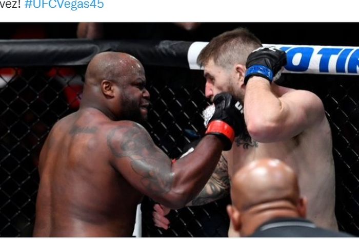 Derrick Lewis (kiri) melepas bogem keras ke arah jagoan yang juga mantan Polisi, Chris Daukaus (kanan) pada UFC Vegas 45, Minggu (19/12/2021) WIB.