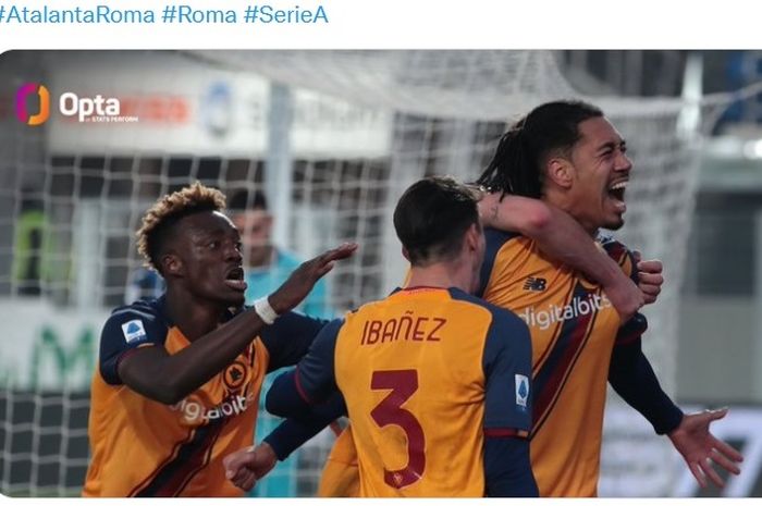 Dua pemain AS Roma, Chris Smalling dan Tammy Abraham, merayakan gol ke gawang Atalanta.