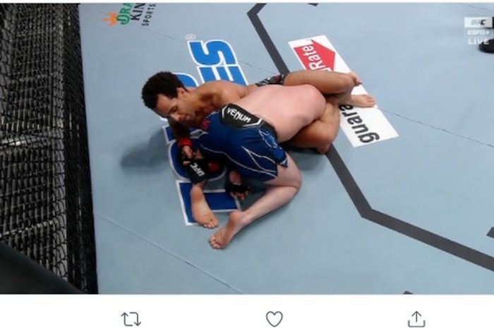 Jordan Leavitt mengalahkan Matt Sayles dengan kuncian superlangka di UFC Vegas 45, Minggu (12/12/2021) WIB.