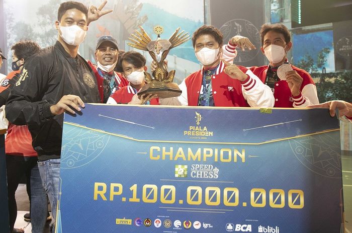 Tampak pada gambar Ridzki Syahputera, Country Head MPL Indonesia (paling kiri) bersama Leo Lucki Prasetyo, pemenang turnamen Speed Chess MPL (kedua dari kanan) dan para finalis lainnya saat pemberian hadiah kepada para pemenang di acara penutupan Piala Presiden eSports 2021 di Nusa Dua, Bali pada Minggu, 19 Desember 2021.