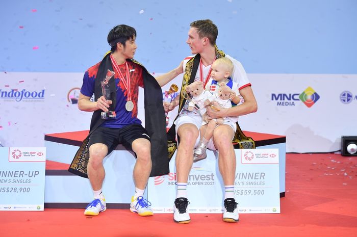 Pebulu tangkis tunggal putra Singapura, Loh Kean Yew (kiri) dan Viktor Axelsen (Denmark) di podium Indonesia Open 2021 di Bali International Convention Centre, Nusa Dua, Minggu (28/11/2021).