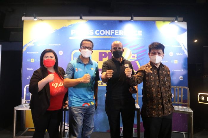 Direktur Olahraga Proliga, Hanny S. Surkatty (kedua dari kanan), usai konferensi pers kompetisi bola voli Proliga 2022, di Senayan, Jakarta Pusat, Selasa (21/12/2021).