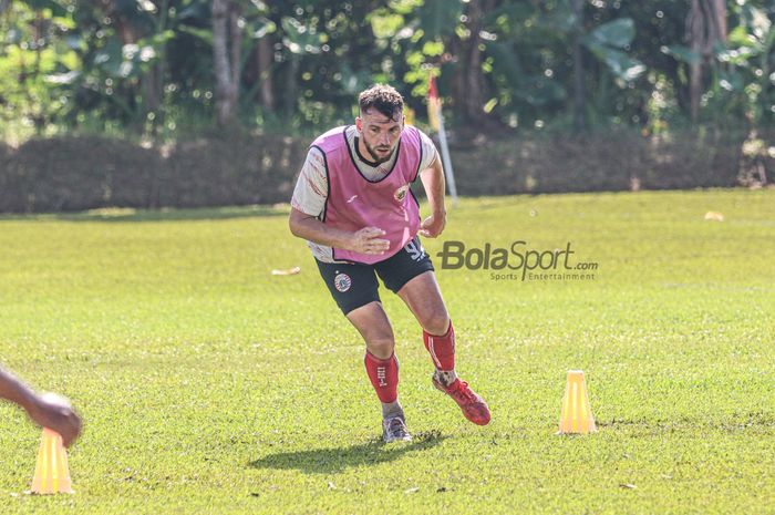 Striker Persija Jakarta, Marko Simic, sedang berlatih di Por Pelita Jaya, Sawangan, Jawa Barat, 17 Desember 2021.