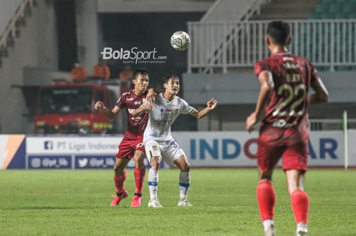 Bek Persis Solo, Eky Taufik (kiri), sedang berduel dengan striker Persiba Balikpapan, Faldi Ades Tama (kanan), dalam laga pekan ketiga babak delapan besar Liga 2 2021 di Stadion Pakansari, Bogor, Jawa Barat, 22 November 2021.