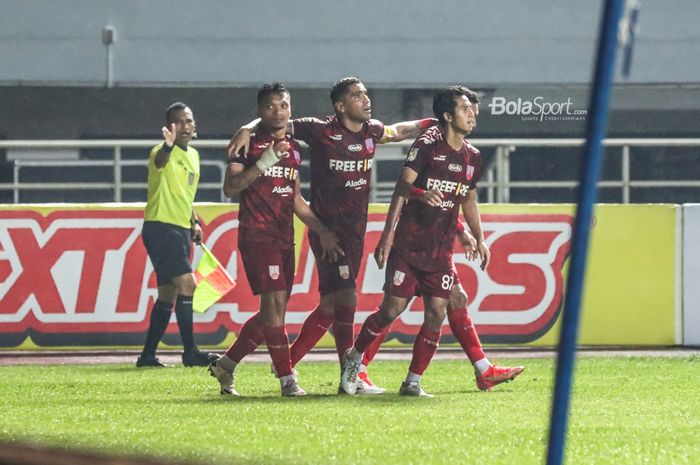 Ferdinand Sinaga (kiri) sedang melakukan selebrasi seusai mencetak gol untuk Persis Solo dan ditemani Beto Goncalves (tengah) dan pemain lainnya dalam laga pekan ketiga babak delapan besar Liga 2 2021 di Stadion Pakansari, Bogor, Jawa Barat, 22 November 2021.