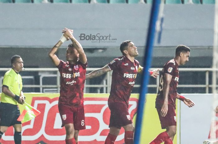 Ferdinand Sinaga (kanan) sedang melakukan selebrasi seusai mencetak gol untuk Persis Solo dan ditemani Beto Goncalves (tengah) dan Delvin Rumbino dalam laga pekan ketiga babak delapan besar Liga 2 2021 di Stadion Pakansari, Bogor, Jawa Barat, 22 November 2021.