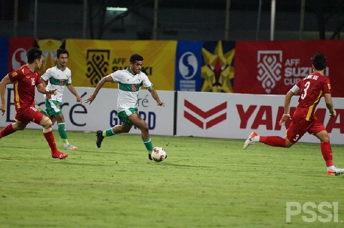 Aksi gelandang timnas Indonesia, Ricky Kambuaya, saat menghadapi Vietnam di fase grup Piala AFF 2020.