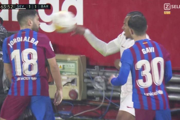 Momen Jules Kounde melempar bola ke arah wajah Jordi Alba.