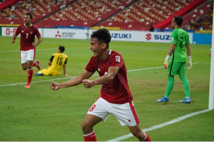 Para pemain Malaysia tak berdaya ketika bintang Timnas Indonesia Witan Sulaeman mencetak gol dalam penentuan ke semifinal Piala AFF 2020 di Stadion Nasional, Kallang, Singapura, Minggu (19/12/2021). Indonesia menang 4-1 sekaligus menyingkirkan Malaysia dari Piala AFF.