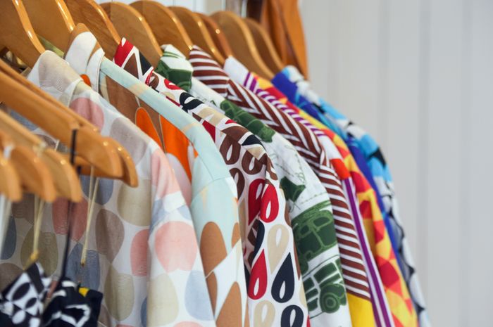 Tips Memilih Baju Sesuai Warna Kulit, Pasti Makin Stylish Saat Tahun
