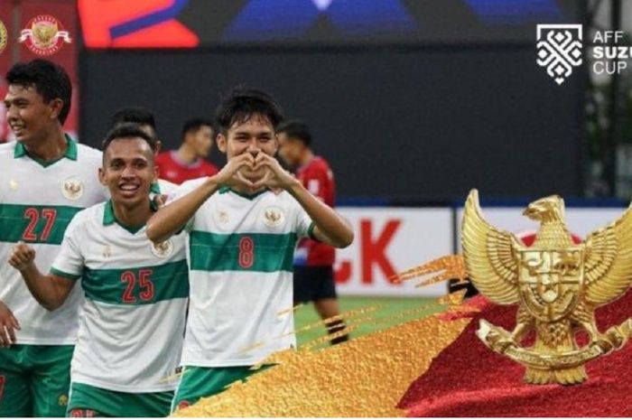 Witan Sulaeman (kanan) mencetak gol Timnas Indonesia ke gawang Singapura dalam leg pertama semifinal Piala AFF 2020 di Stadion Nasional, Kallang, Singapura, Rabu (22/12/2021).