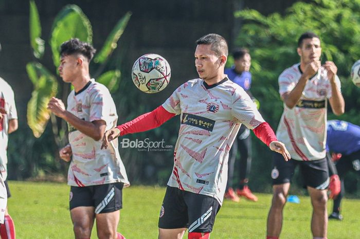 Bek sayap kanan Persija Jakarta, Ismed Sofyan, nampak fokus dengan bola dalam latihannya di Lapangan Por Pelita Jaya, Sawangan, Jawa Barat, 17 Desember 2021.