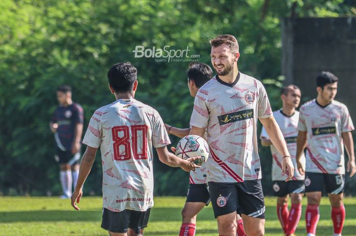 Bek sayap kanan Persija Jakarta, Marco Motta (kanan), nampak hadir dalam latihan skuat Macan Kemayoran di Lapangan Por Pelita Jaya, Sawangan, Jawa Barat, 17 Desember 2021.