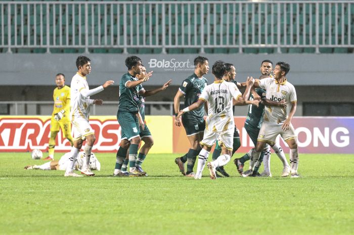 Sejumlah pemain PSMS Medan (hijau) sempat nyaris berkelahi dengan beberapa pemain Dewa United (putih) dalam laga pekan ketiga babak delapan besar Liga 2 2021 grup Y di Stadion Pakansari, Bogor, Jawa Barat, 23 Desember 2021.