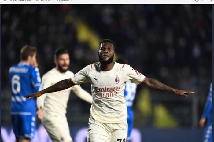 Gelandang AC Milan, Franck Kessie merayakan gol ke gawang Empoli pada peken ke-19 Liga Italia 2021-2022.
