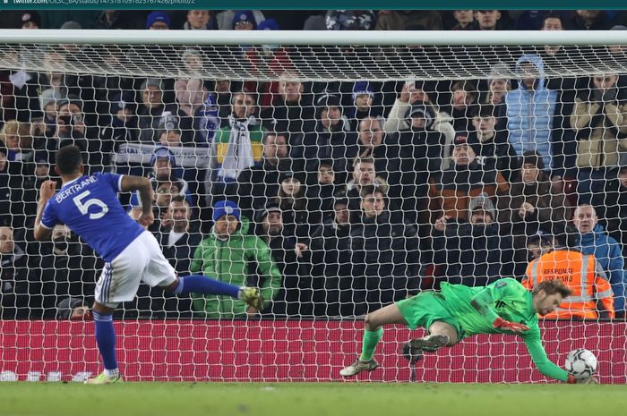 Momen Caoimhin Kelleher berhasil gagalkan tendangan penalti pemain Leicester City.