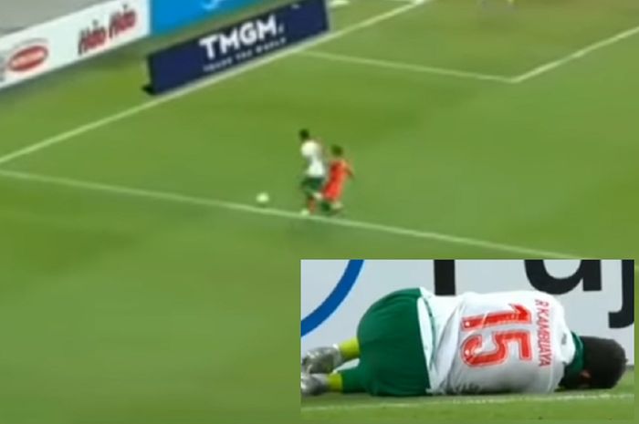 Momen ketika pemain Timnas Indonesia Ricky Kambuaya dijegal bek Nazrul Nazari di kotak penalti Singapura.