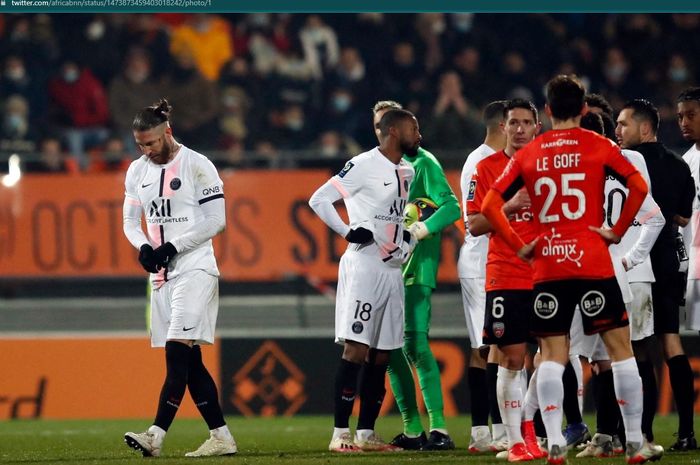 Momen Sergio Ramos mendapat kartu merah saat Paris Saint-Germain berhadapan dengan Lorient dalam lanjutan Liga Prancis 2021-2022.
