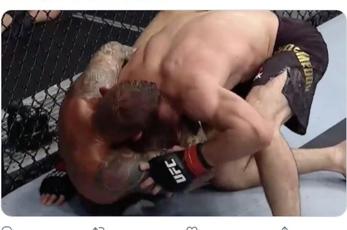 Momen Dustin Poirier (bawah) hampir saja mencekik Khabib Nurmagomedov (atas) pada UFC 242 silam (7/9/2019).