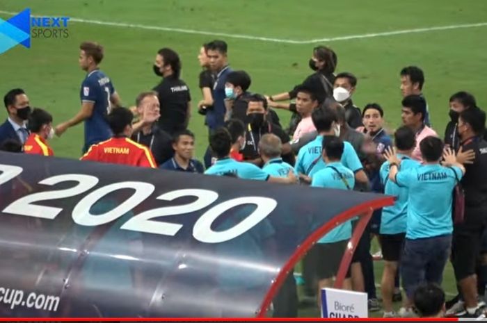  Pelatih Timnas Vietnam Park Hang-seo mendatangi pemain Thailand karena marah dikalahkan 2-0 dalam semifinal leg pertama Piala AFF 2020.  