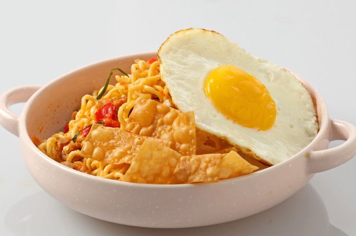 Ilustrasi mi pedas viral, kreasi resep Indomie untuk makan malam enak di Rumah.