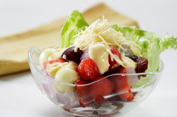 Salad buah keju.