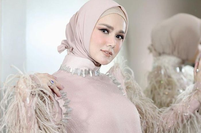 Pamer Senyum Tipis dengan Wajah Putih Mulus Bak Tak Berpori, Penampilan