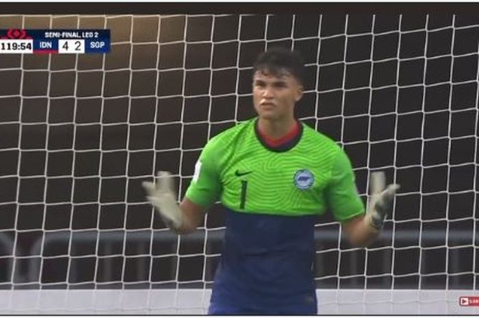 Striker Timnas Singapura, Ikhsan Fandi, saat dipaksa menjadi kiper dadakan di laga semifinal leg kedua Piala AFF 2020 melawan Timnas Indonesia.