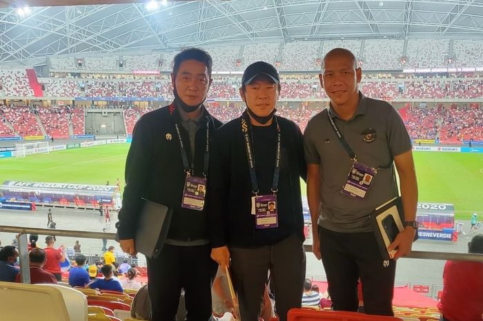 Pelatih timnas Indonesia, Shin Tae-yong, memantau pertandingan Thailand Vs Vietnam di Stadion Naisonal