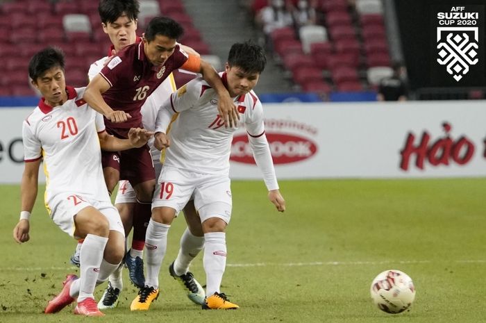 Kapten Thailand, Chanathip Songkrasin, mendapat kawalan ketat dari tiga pemain Vietnam pada leg kedua semifinal Piala AFF 2020.